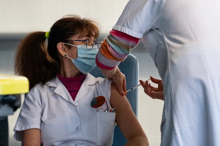 Una enfermera aplica una vacuna de Pfizer-BioNTech en Francia.