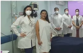 El equipo médico junto a la señora Noelia, madre de Raquel, a quien donó un riñón
