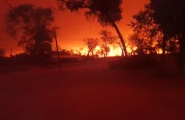 El incendio proveniente desde Bolivia ya ingresó al norte del Chaco en nuestro país. La imagen es de ayer, domingo.