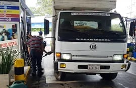 Camiones del TSJE, cargando combustible en una de las gasolineras de Apesa.