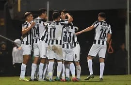 Los jugadores de Libertad festejan el tanto de Roque Santa Cruz (24) en el 1-0 parcial sobre Guaraní en el Rogelio Livieres por la jornada 18 del torneo Apertura 2022 del fútbol paraguayo.