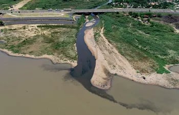 Impunemente se descarga todo tipo de desechos sólidos y efluentes cloacales al Mburicaó. En la foto, se observa el agua turbia del arroyo que desemboca en el río Paraguay.