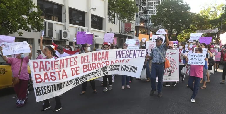 El 11 de enero pasado, pacientes oncológicos se manifestaron frente al Ministerio de Salud Pública. Una movilización similar fue realizada ese mismo día en Ciudad del Este.