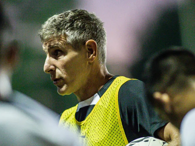 El argentino Martín Palermo, entrenador de Olimpia, en la práctica del plantel en la Villa Olimpia, en Fernando de la Mora.