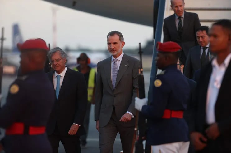 El Rey de España, Felipe VI (der.) es recibido por el embajador de España en República Dominicana, Antonio Pérez-Hernández y Torra, en el aeropuerto internacional de Las Américas, en Santo Domingo, República Dominicana. (EFE)