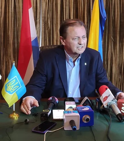 En conferencia de prensa el cónsul honorario de Ucrania en Paraguay, Andrés Trociuk, sostuvo que su país no puede negociar con un criminal que tiene una bomba atómica en su escritorio para amenazar al mundo. Condenó lo que calificó como “actos terroristas” de Rusia en Ucrania.