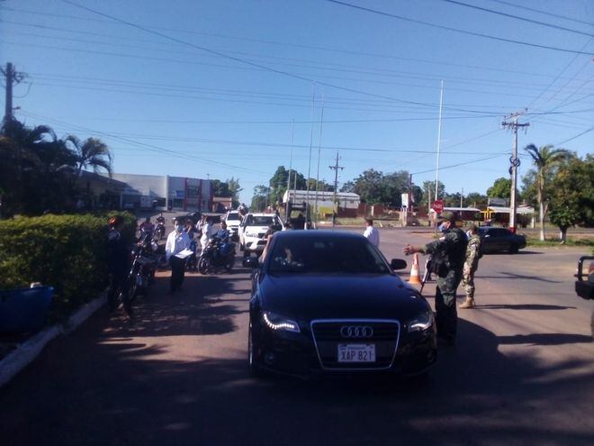Conductores de automóviles y motociclistas detenidos por policías y militares  sobre la calle Mariscal López.