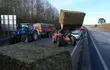 Los agricultores bloquean autopistas clave en Francia antes de anuncios del  gobierno.