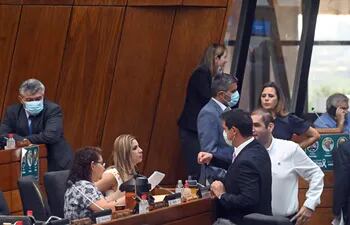El diputado Carlos Silva (PLRA, bancada "C") conversa con las diputadas de su bancada Esmérita Sánchez (der.) y su colega Roya Torres.