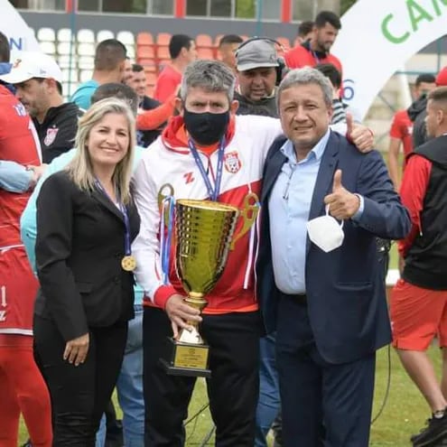 Humberto “Loro”   Ovelar con la copa, junto al presidente Julio Aldama.