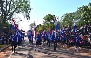 Estudiantes de distintas instituciones participaron del desfile por los 31 años de distritación de Guayaybí.