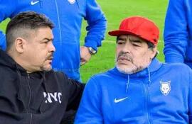 Hugo Maradona (i) en compañía de Diego Armando, hermano mayor y quien falleció en 2020.