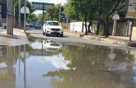 Agua servida en calle de San Bernardino genera malestar