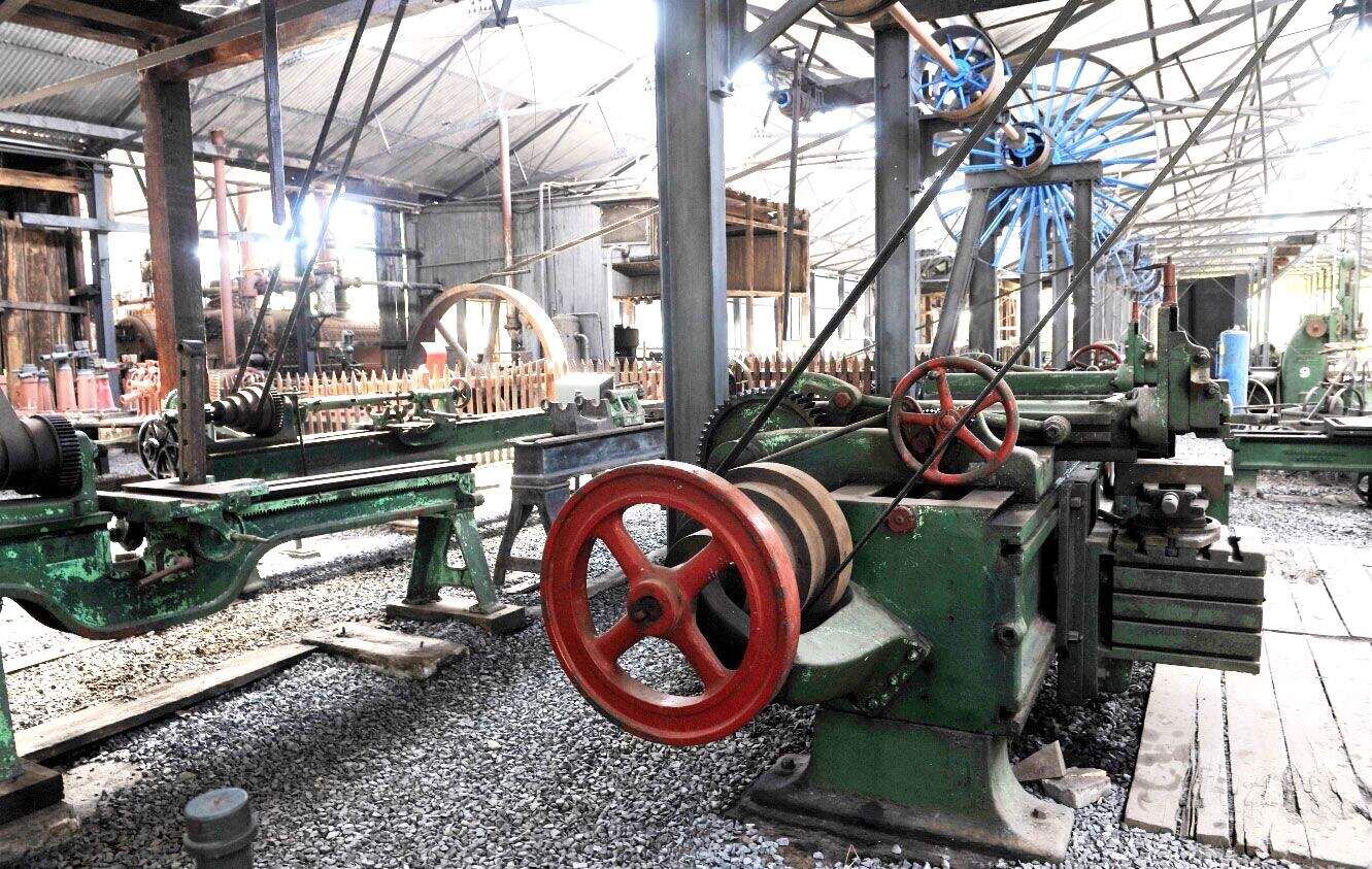 Las maquinarias a vapor que fueron recuperadas y que se encuentran intactas en el taller donde alguna vez se fabricó repuestos para los trenes.