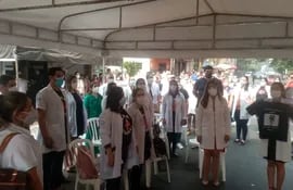 Protesta de médicos frente al Ministerio de Hacienda.