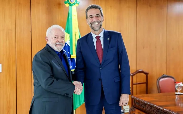 El presidente Lula da Silva y el director brasileño de Itaipú, Enio Verri.