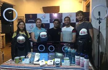 Integrantes de San Ignacio Filma posan con los premios recibidos por la victoria de “Vacuna”.