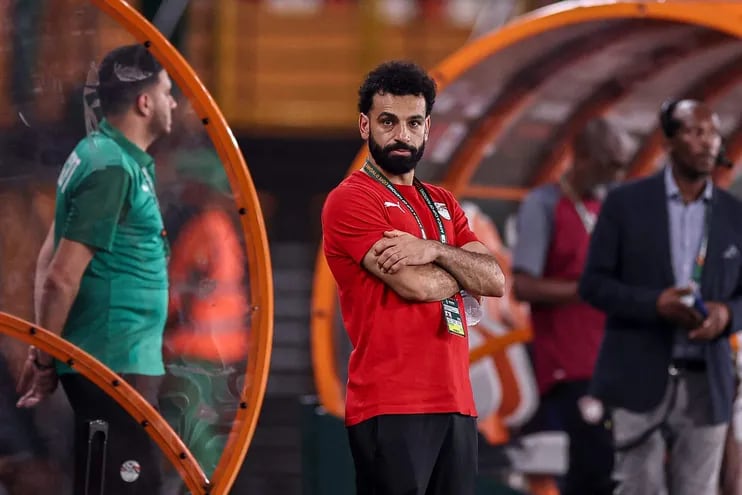 Mohamed Salah  observando el partido entre Egipto y Cabo Verde en la Copa de África.