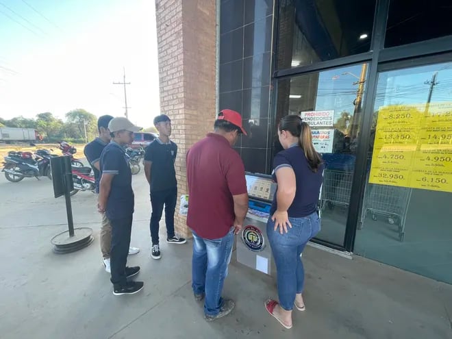 Pasantes instruyendo a un elector frente a un supermercado en Filadelfia.