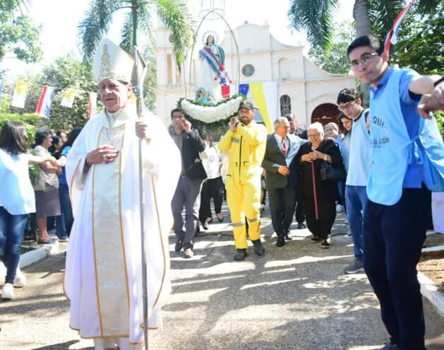 Realizaron la procesión con la presencia de Monseñor Ricardo Valenzuela, y una gran cantidad de fieles y visitantes que acompañaron con alegria la celebración en honor la a patrona "Nuestra Señora de la Asunción".