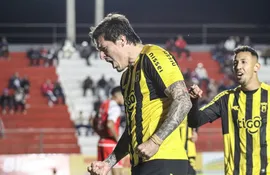 El paraguayo Federico Santander, delantero de Guaraní, celebra un gol en el partido contra General Caballero de Juan León Mallorquín por la octava fecha del torneo Clausura 2023 del fútbol paraguayo en el estadio Ka'arendy, en Juan León Mallorquín.