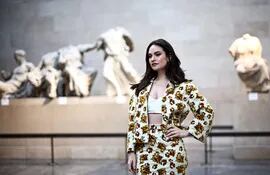 El diseñador Erdem Moralioglu escogió el impresionante marco de la sala de  exposición de las esculturas del Partenón de Atenas para presentar la colección. En la foto, la actriz Lily James posa frente a los mármoles del Partenón en el Museo Británico.
