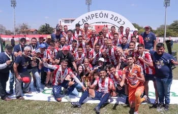 Luego de la goleada sobre Deportivo Pinozá, el plantel del Benjamín Aceval recibió el trofeo de campeón.