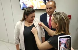 Lizarella Valiente, vice líder de la bancada oficialista en el Senado le coloca el pin del Partido Colorado a Zenaida Delgado.