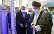 El líder supremo de Irán, Ayatolá Ali Khamenei, junto a las autoridades de la Organización de Energía Atómica de Irán. (archivo)