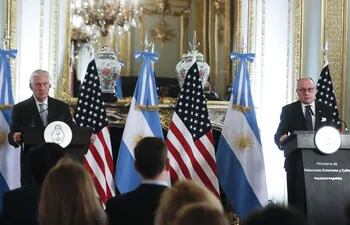 el-ministro-argentino-de-relaciones-exteriores-jorge-faurie-d-recibio-al-secretario-de-estado-de-estados-unidos-rex-tillerson-i-efe-232659000000-1676367.jpg