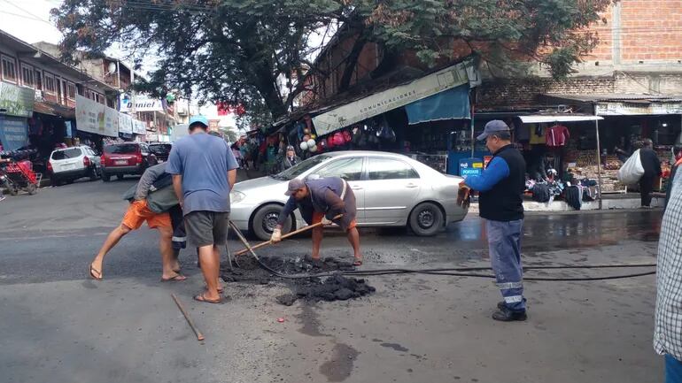 La Essap hoy rompió el asfalto en dos zonas de la calle Julia M. Cueto., según los frentistas en varias ocasiones que reparan las cañerías de agua potable.