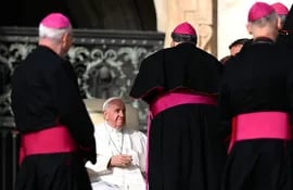 El papa Francisco (c) conversa con los cardenales durante la última audiencia general, en la plaza de San Pedro.  (AFP)