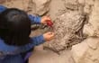 Una arqueóloga trabaja en la región Cajamarquilla donde se produjeron nuevos hallazgos históricos.