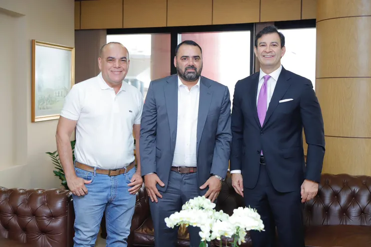 Los senadores colorados Basilio "Bachi" Núñez (i) y Silvio "Beto" Ovelar (d) junto al ministro de Deportes, César "Tigre" Ramírez.