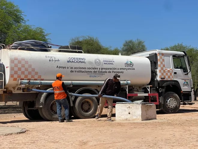 Ante escasez de agua en el Chaco, la SEN asiste a pobladores con camiones cisterna.