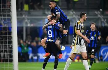 Lautaro Martínez festeja la anotación para Inter con Marcus Thuram y Marko Arnautovic ante la decepción de Federico Gatti, zaguero de Juventus, quien marcó el gol en contra.