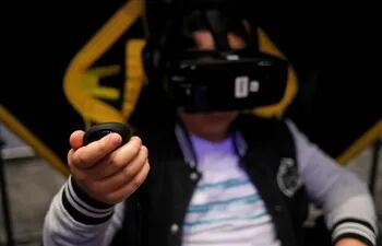 Un niño participa en un juego de realidad virtual educativo, en el Museo del Niño de la ciudad de Guatemala (Guatemala), para identificar a los monstruos que se esconden detrás de la pantalla.