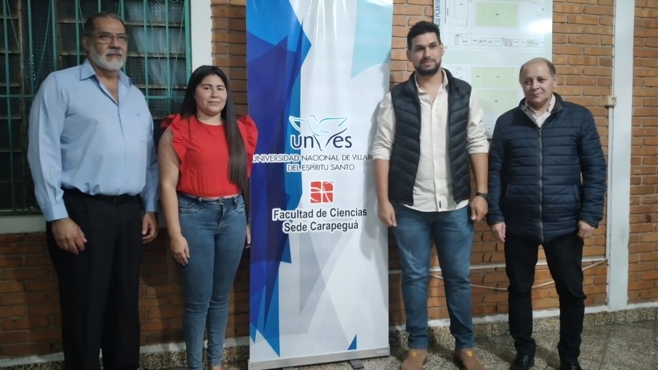 De izquierda a derecha decano, Eladio Ramírez Torres, el representante estudiantil, Vanesa Leguizamón, Gustavo Rivas y  el vice decano Manuel García.