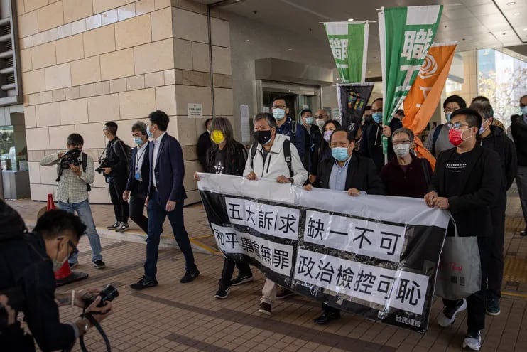 Exlegisladores de Hong Kong protestan ante los tribunales, al inicio del "juicio" a presos políticos en esa región china.