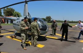 Narcohelicoptéro incautado en establecimiento rural de Amambay fue trasladado hasta el Comando Central de la Armada Paraguaya en Asunción y se podría utilizar para operativos antidrogas.