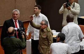 Raúl Castro (centro, con uniforme militar) deja la presidencia del Partido Comunista de Cuba. Asumirá el secretariado el actual mandatario cubano, Miguel Díaz Canel (de traje). (EFE)