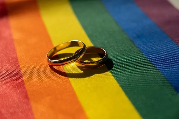 dos alianzas matrimoniales sobre la bandera de arcoiris