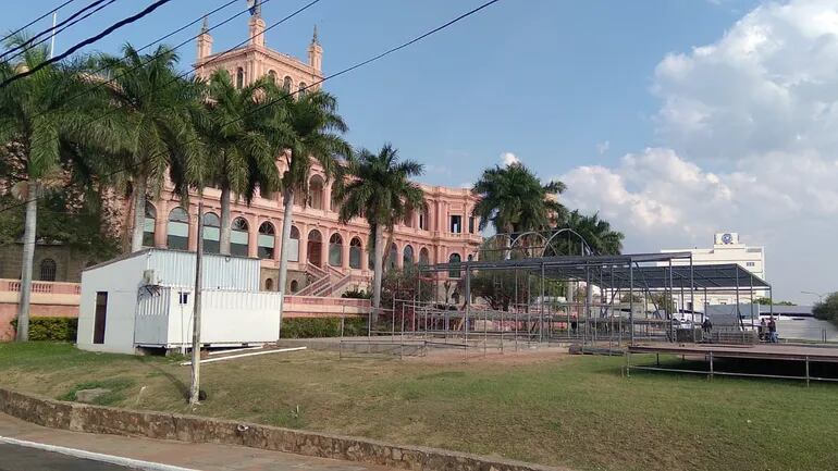 Explanada del Palacio de López, donde se realizarán los actos del traspaso de mando presidencial.