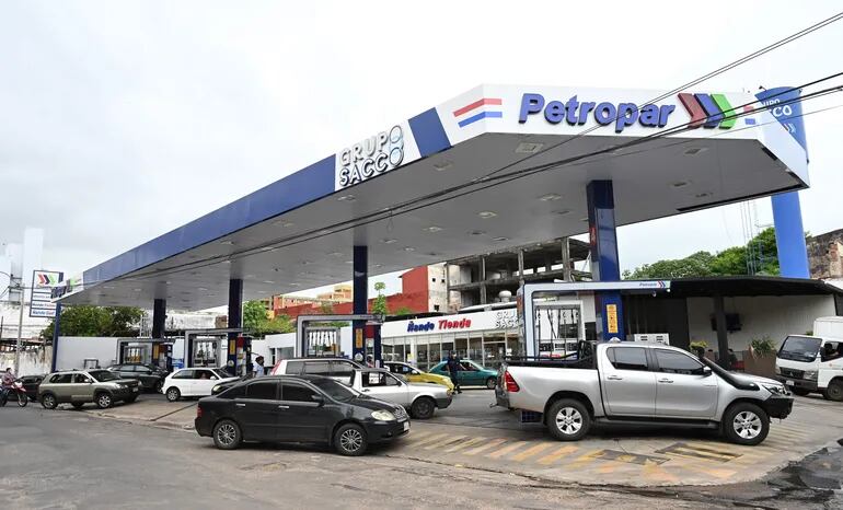 Ayer seguía la fila de vehículos en el emblema Petropar, que está vendiendo entre G. 1.000 y G. 8.00 más barato el diésel común y la nafta de 93 octanos, respectivamente.