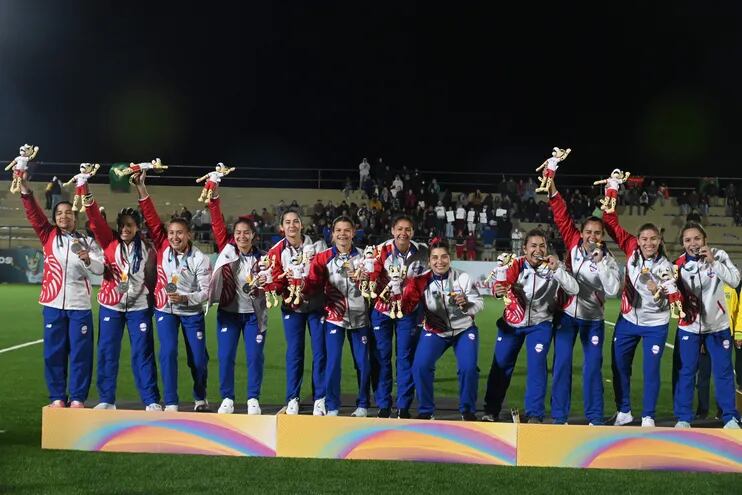 La selección paraguaya del rugby seven femenino en el podio de los Juegos Suramericanos  Asunción 2022 con la medalla de plata.