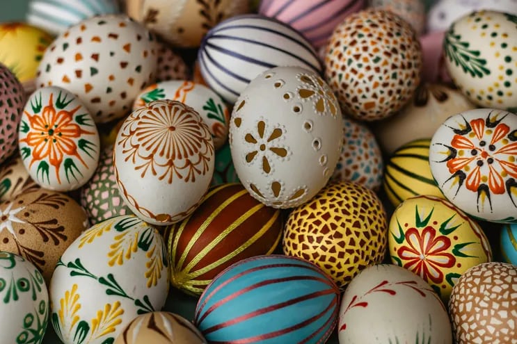 Huevos de Pascua pintados a mano.
