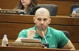 El diputado Hugo Ramírez, quien busca un lugar en el senado, es conocido por sus pintorescos videos en las redes sociales. En un último video de campaña, habría pasado por alto las normas de tránsito.