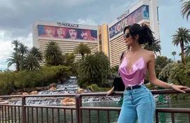 Paola Revelli, posando con el The Mirage Horel Casino de fondo.