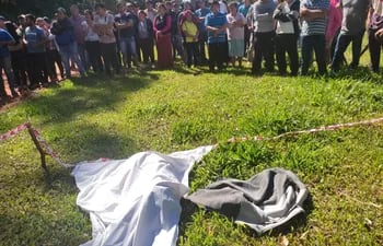 El cuerpo de las victimas del doble homicidio en Raúl A. Oviedo.