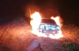 Automóvil incinerado en el callejon Cano a unos 7 kilómetros de Zanja Pytã. Se trataría del mismo auto usado por sicarios que mataron a una paraguaya en Ponta Porã.